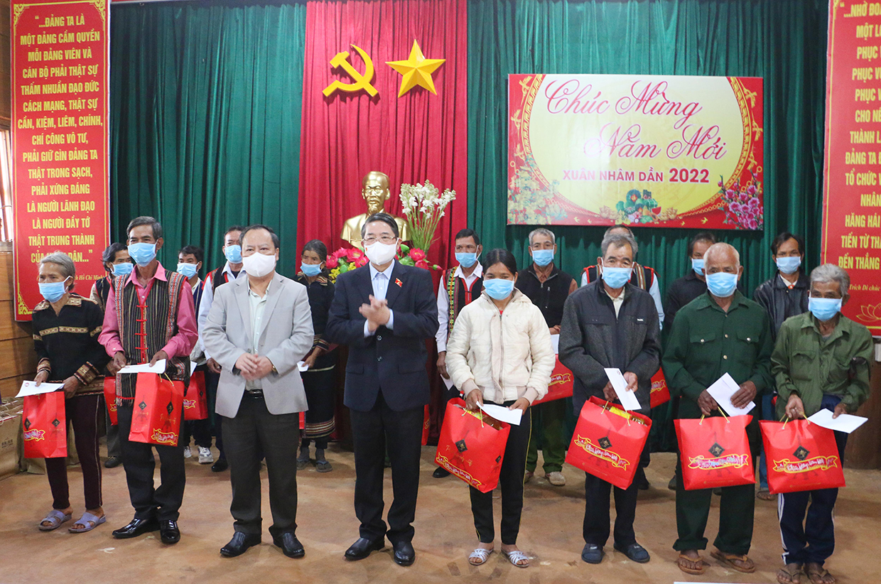 Phó Chủ tịch Quốc hội Nguyễn Đức Hải thăm, tặng quà Tết tại xã Gào và các đối tượng bảo trợ xã hội