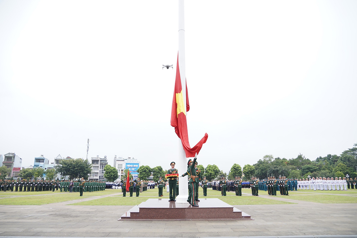 Gia Lai: Trang trọng tổ chức lễ Thượng cờ nhân kỷ niệm 132 năm Ngày sinh Chủ tịch Hồ Chí Minh và 90 năm Ngày thành lập tỉnh