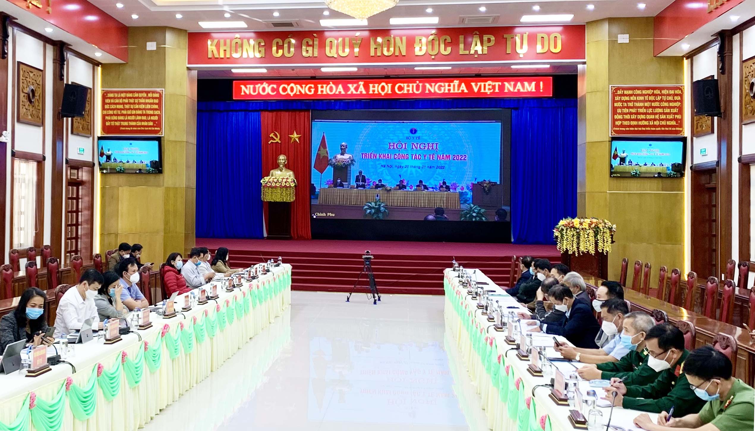 Thủ tướng Chính phủ Phạm Minh Chính: Thần tốc hơn nữa trong tiêm chủng vắc xin phòng Covid-19