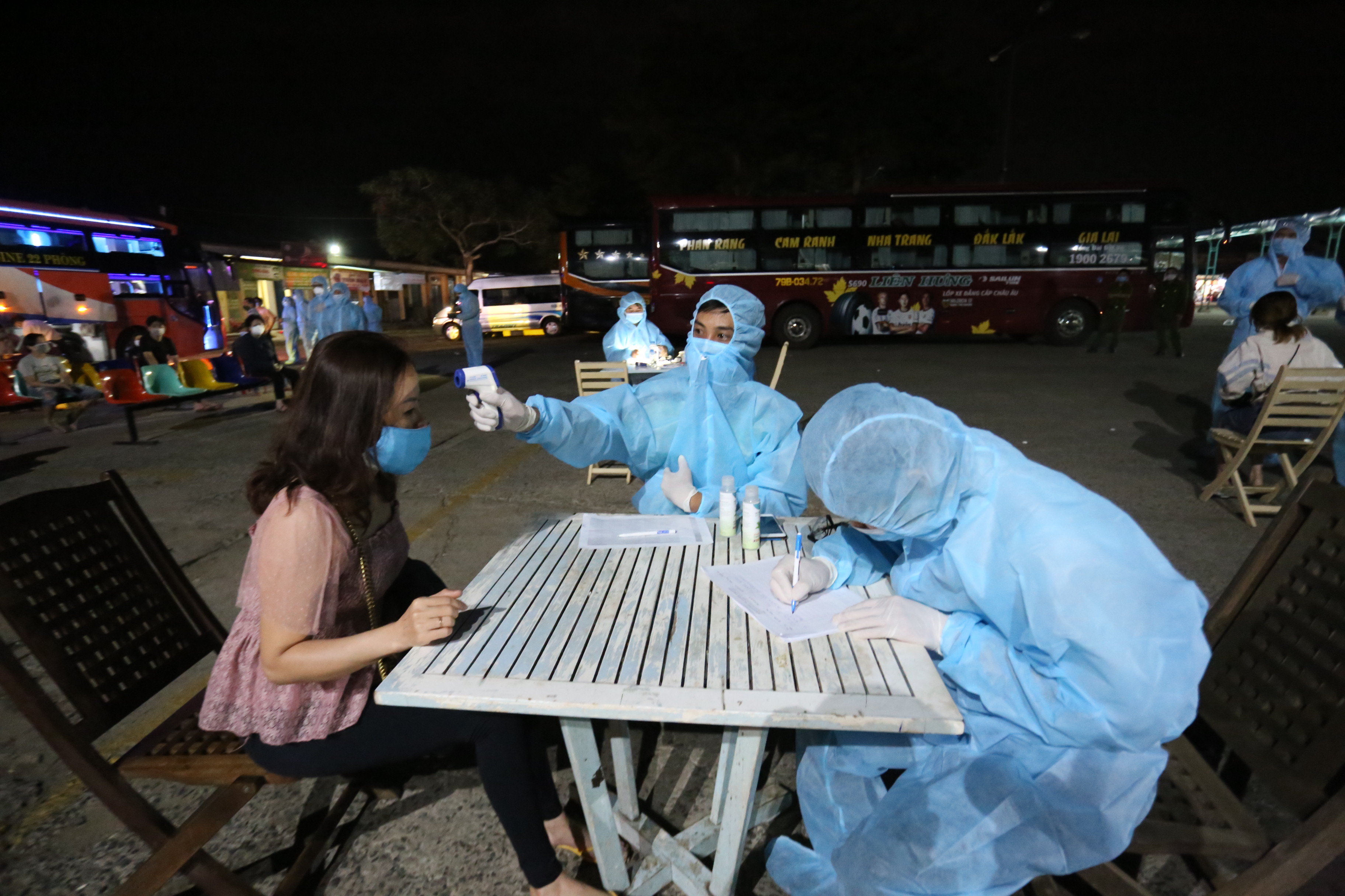 Gia Lai: Trắng đêm lấy mẫu xét nghiệm và giám sát y tế người về TP. Hồ Chí Minh