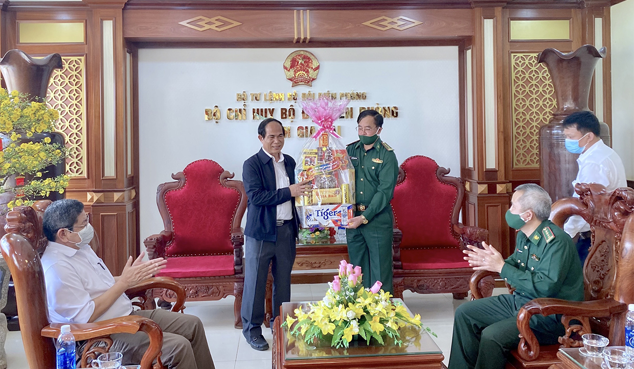 Chủ tịch UBND tỉnh Võ Ngọc Thành thăm, chúc Tết lực lượng Công an, Biên phòng và nguyên lãnh đạo tỉnh