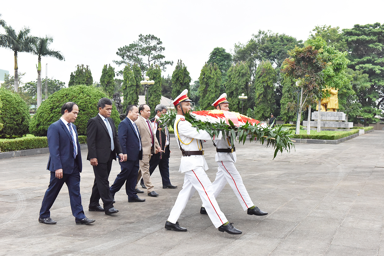 Lãnh đạo tỉnh Gia Lai dâng hoa, dâng hương và viếng các anh hùng liệt sĩ nhân kỷ niệm 90 năm Ngày thành lập tỉnh
