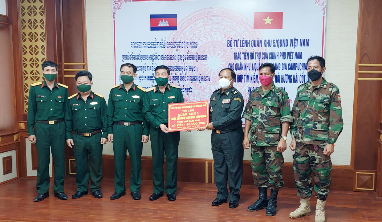 Trao kinh phí của Chính phủ Việt Nam hỗ trợ Quân khu 1 (Quân đội Hoàng gia Campuchia)