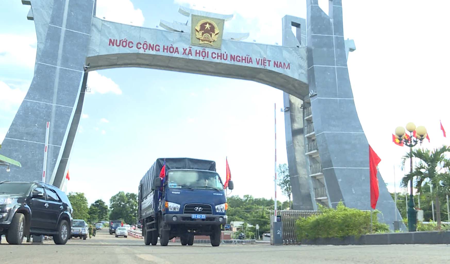 Đoàn xe đưa 18 hài cốt liệt sĩ quân tình nguyện và chuyên gia Việt Nam đã về đến đất Mẹ