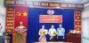  Đ/c Phạm Văn Hải- Bí thư CB trao Quyết định kết nạp cho 02 đ/c