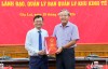Phó Chủ tịch UBND tỉnh Nguyễn Tự Công Hoàng (bên trái) trao quyết định cho Phó Trưởng ban Ban Quản lý Khu kinh tế tỉnh Phan Viết Hùng.