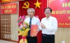 Bí thư Tỉnh ủy Hồ Quốc Dũng trao Quyết định của Ban Bí thư, tặng hoa chúc mừng đồng chí Đặng Vĩnh Sơn. Ảnh: H.THU