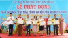 Phó Chủ tịch UBND tỉnh Lâm Hải Giang (bìa trái) trao Bằng khen và Phó Chủ tịch HĐND tỉnh Huỳnh Thúy Vân (bìa phải) tặng hoa cho các tập thể.