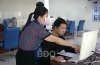 Nhân viên Trung tâm Phục vụ hành chính công tỉnh hướng dẫn người dân hoàn thiện hồ sơ thủ tục hành chính bằng hình thức trực tuyến.  Ảnh: TIẾN SỸ