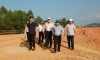 Phó Chủ tịch Thường trực UBND tỉnh Nguyễn Tuấn Thanh (thứ 2 từ phải sang) kiểm tra thực địa công tác giải phóng mặt bằng tại KCN Becamex VSIP Bình Định. Ảnh: TIẾN SỸ