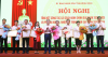 Chủ tịch UBND tỉnh Bình Định Phạm Anh Tuấn (giữa) trao bằng khen cho các cá nhân, tập thể có thành tích xuất sắc trong việc thực hiện công tác cải cách hành chính năm 2024 - Ảnh: NGUYỄN LOAN