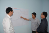 Ông Hồ Quốc Dũng - Bí thư Tỉnh ủy Gia Lai (áo đen) nghe báo cáo vướng mắc thủ tục dự án Khu công nghiệp Nam Pleiku. Ảnh: Thanh Tuấn