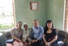 Ban Quản lý Khu kinh tế thăm, tặng quà mẹ Việt Nam anh hùng Nguyễn Thị Tám.