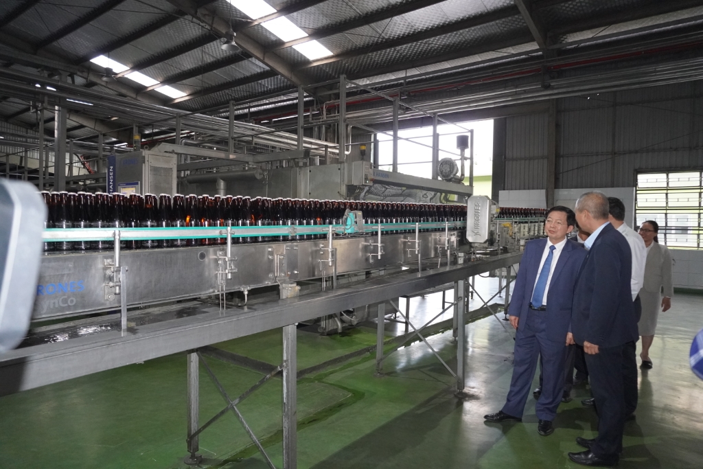 Bí thư Tỉnh uỷ Hồ Quốc Dũng thăm dây chuyền sản xuất Bia