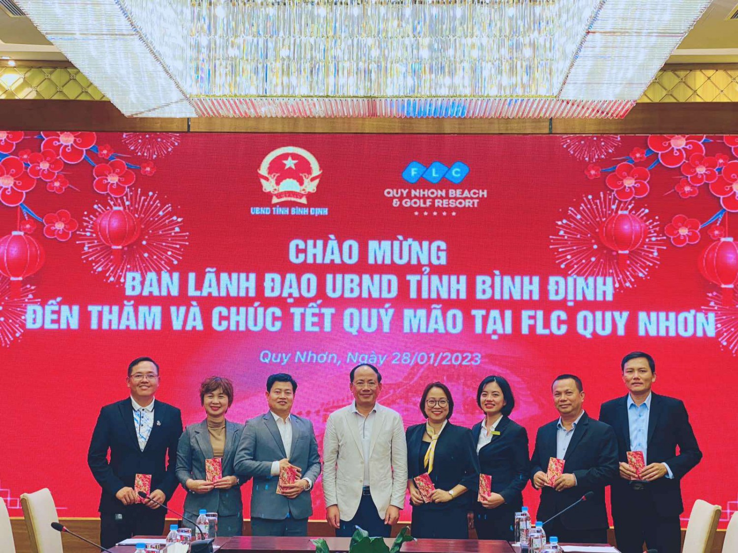 Chủ tịch UBND tỉnh (người đứng thứ 4 từ trái qua) thăm và chúc Tết Công ty FLC Quy Nhơn