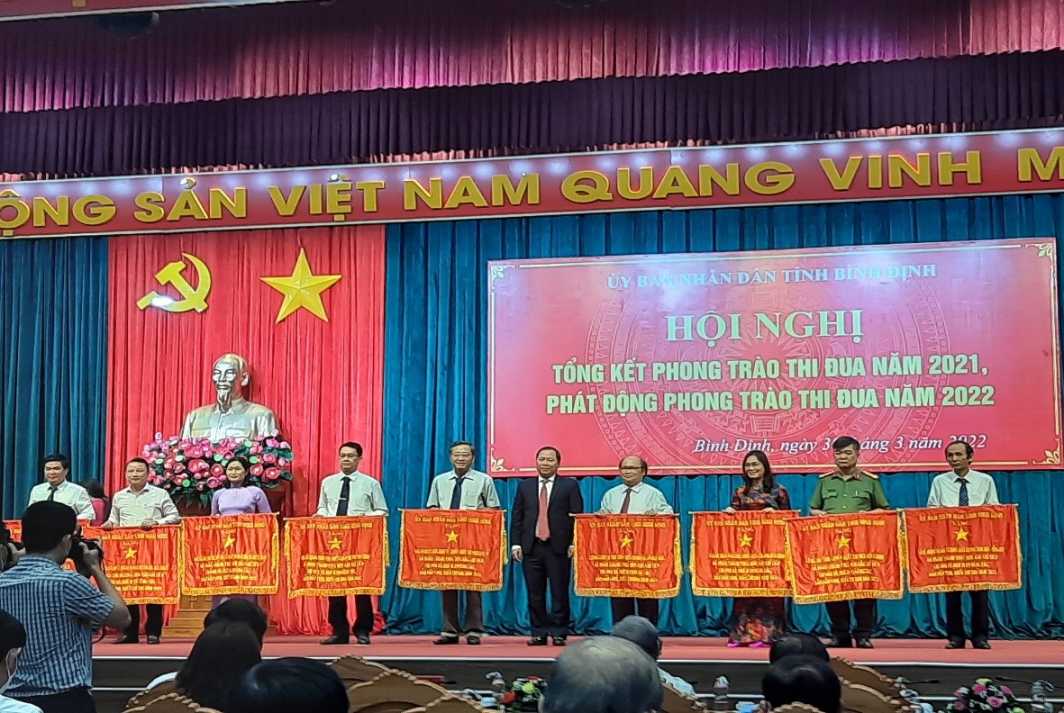 Ban Quản lý Khu kinh tế tỉnh Bình Định được tặng thưởng Cờ thi đua hoàn thành vượt mức các chỉ tiêu thi đua và nhiệm vụ công tác, dẫn đầu Khối thi đua năm 2021