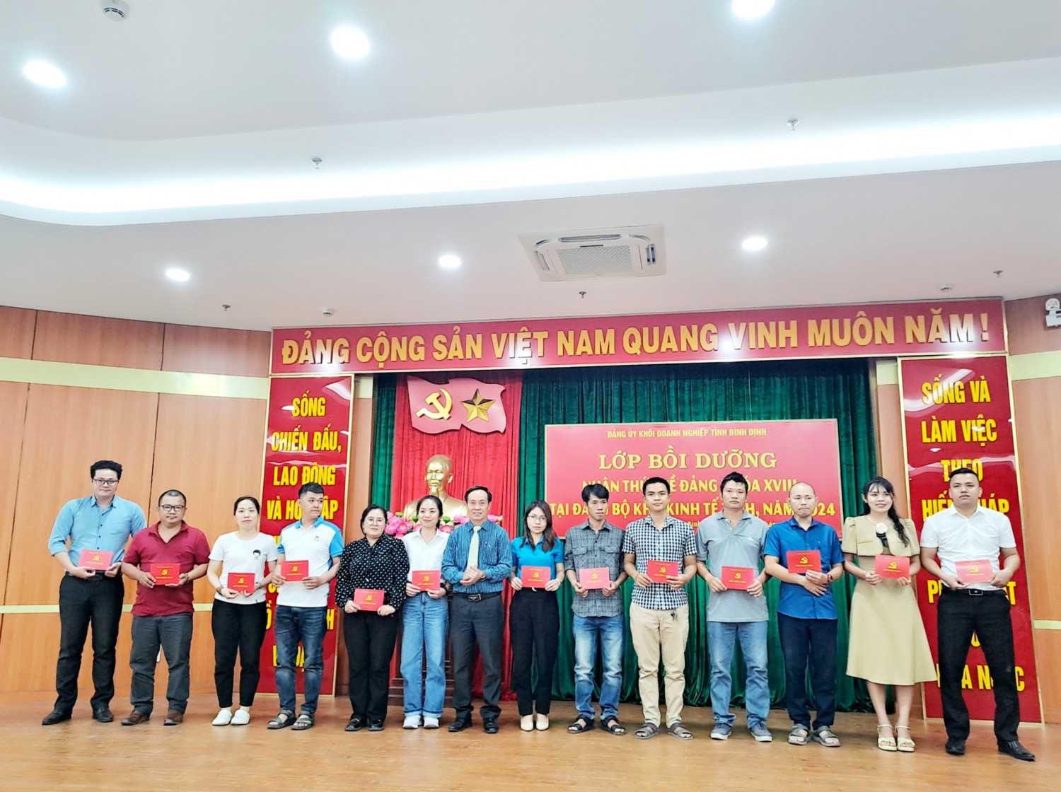 Bế mạc lớp nhận thức về Đảng tại Đảng bộ Khu kinh tế.