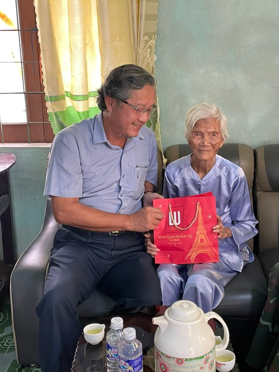 Thăm mẹ VNAH Nguyễn Thị Tám