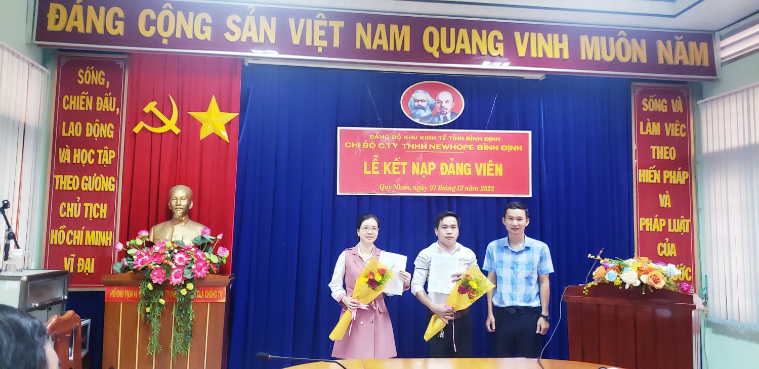  Đ/c Phạm Văn Hải- Bí thư CB trao Quyết định kết nạp cho 02 đ/c