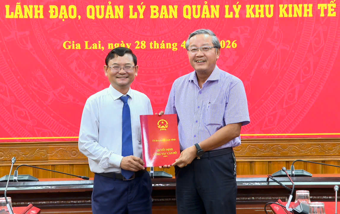 Phó Chủ tịch UBND tỉnh Nguyễn Tự Công Hoàng (bên trái) trao quyết định cho Phó Trưởng ban Ban Quản lý Khu kinh tế tỉnh Phan Viết Hùng.
