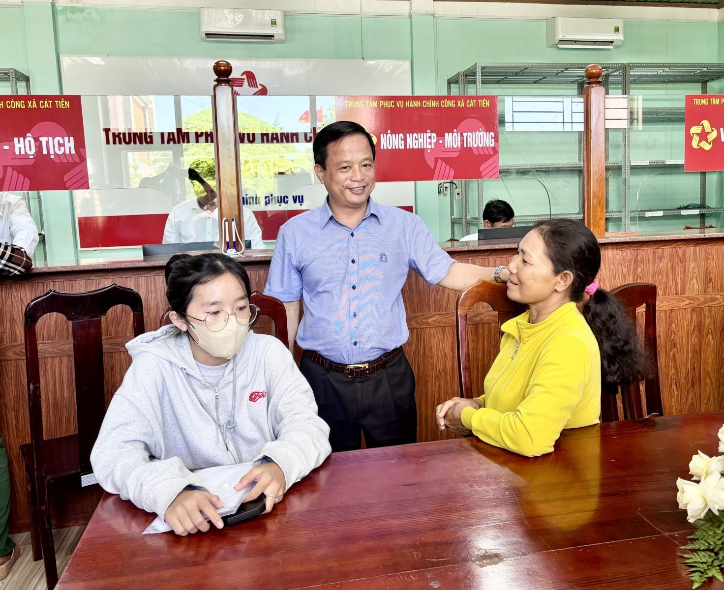 Phó Chủ tịch Thường trực UBND tỉnh Nguyễn Tuấn Thanh trao đổi với người dân tại Trung tâm Phục vụ hành chính công xã Cát Tiến. Ảnh: Hoàng Thảo