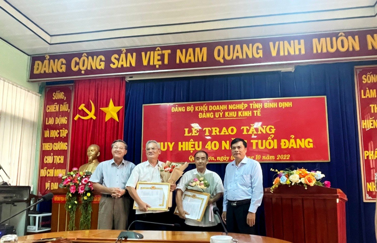 Đ/c Lê Văn Hồng- Bí thư Đảng ủy khối DN trao Huy Hiệu 40 năm tuổi Đảng cho 02 đảng viên; đồng chí Phan Viết Hùng - Bí thư Đảng ủy KKT tặng hoa chúc mừng
