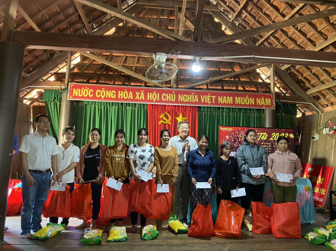 LÃNH ĐẠO BAN QUẢN LÝ KHU KINH TẾ THĂM, CHÚC TẾT NHÂN DÂN LÀNG 2, XÃ VĨNH THUẬN, HUYỆN VĨNH THẠNH