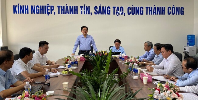 Bí thư Tỉnh ủy Hồ Quốc Dũng (người đứng) phát biểu chỉ đạo tại buổi làm việc với Công ty CP - Tổng Công ty đầu tư phát triển KCN Phúc Lộc, đơn vị chủ đầu tư hạ tầng Khu Công nghiệp Hòa Hội. Ảnh: N. HÂN