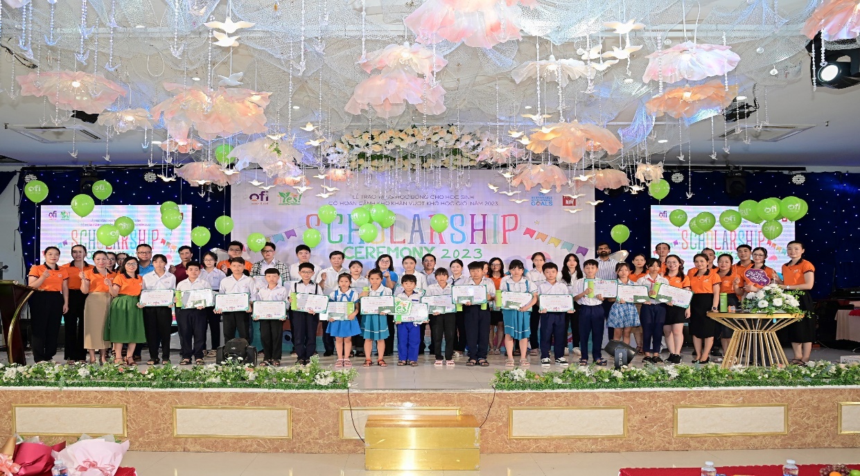 Chi nhánh Công ty TNHH OLAM Việt Nam tại Quy Nhơn trao học bổng  cho học sinh có hoàn cảnh khó khăn vượt khó học giỏi năm 2023