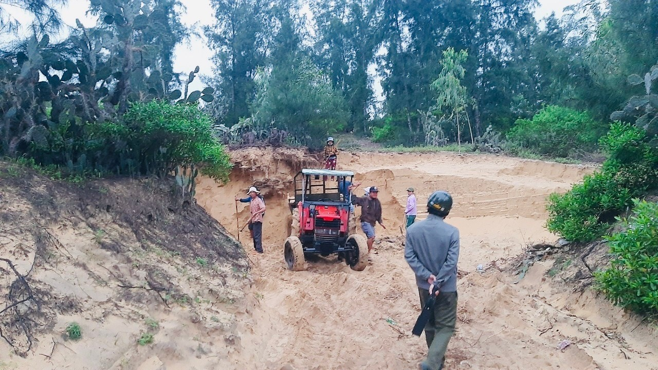 Đội bảo vệ Khu kinh tế tuần tra phát hiện các trường hợp khai thác cát trái phép tại Khu kinh tế Nhơn Hội