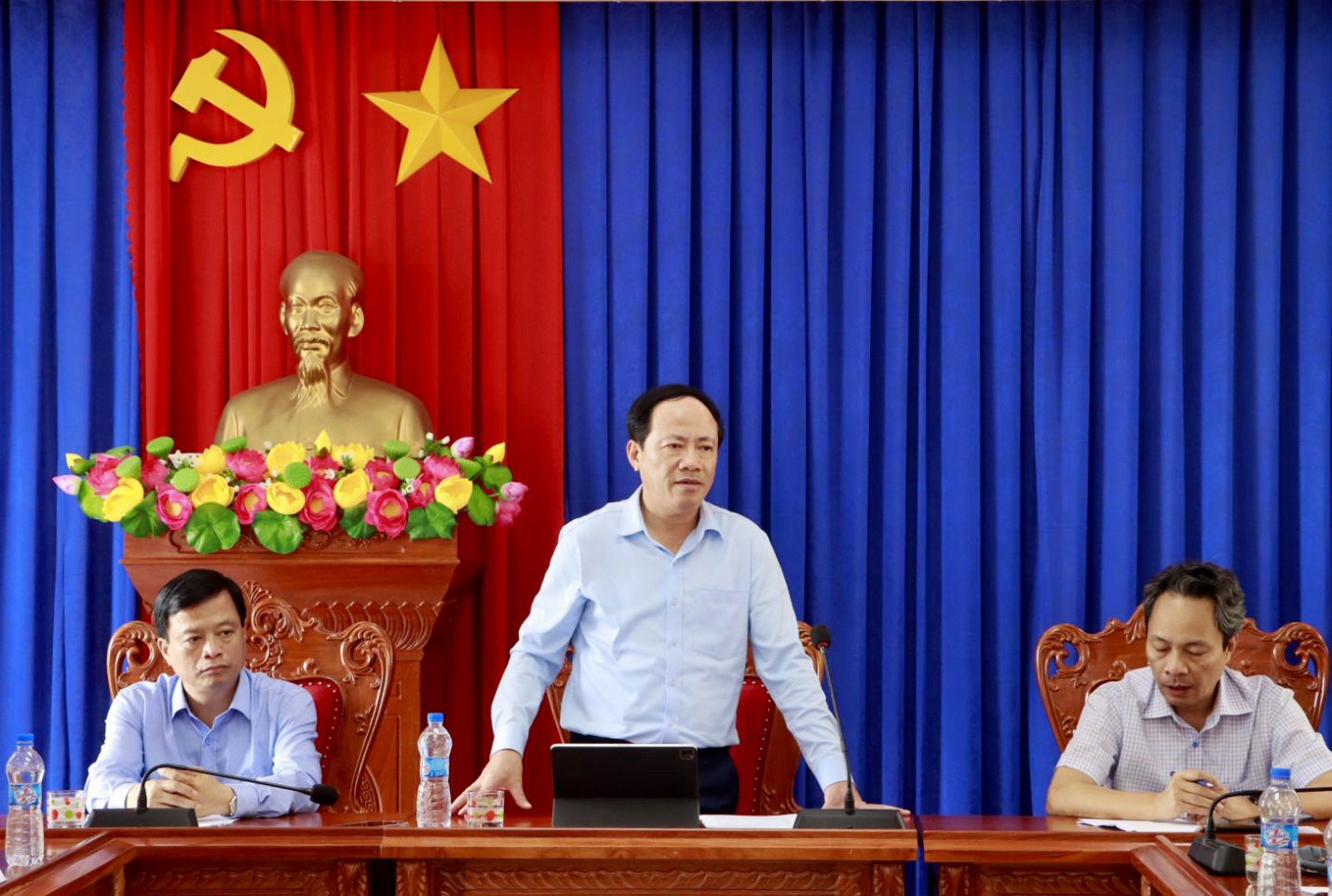 Chủ tịch UBND tỉnh Bình Định Phạm Anh Tuấn (người đứng) phát biểu chỉ đạo tại buổi làm việc. Ảnh: Thuỳ Trang