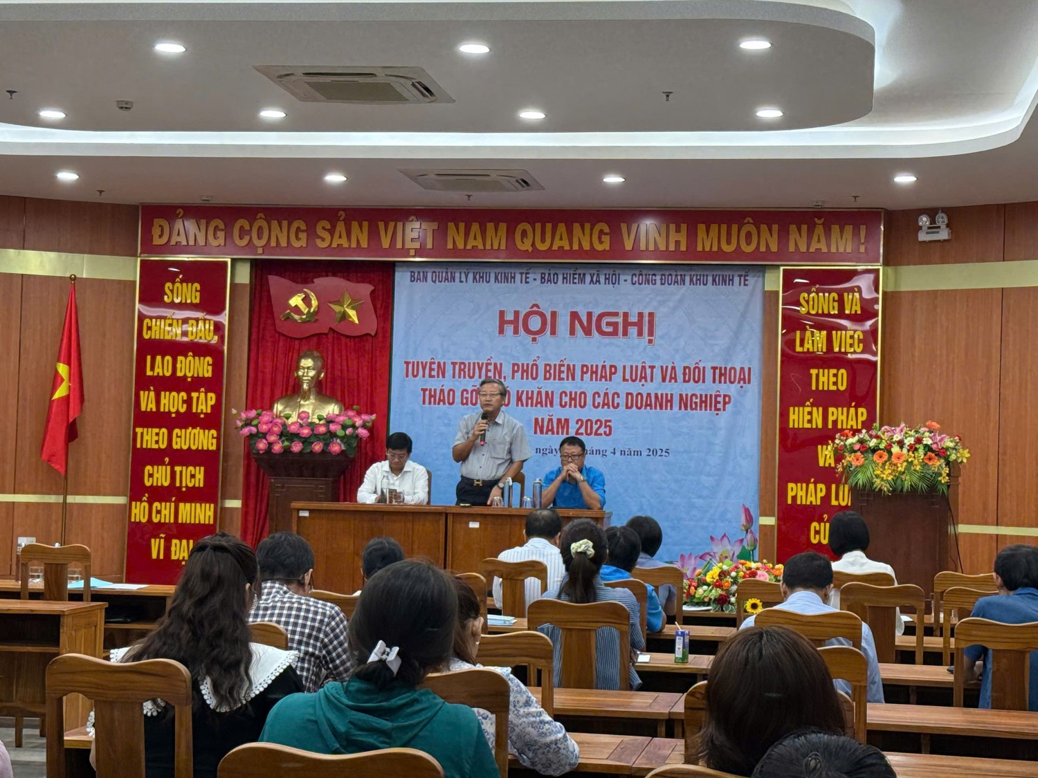 Hội nghị tuyên truyền, phổ biến pháp luật và đối thoại, tháo gỡ khó khăn cho các doanh nghiệp trong Khu kinh tế và các khu cộng nghiệp năm 2025