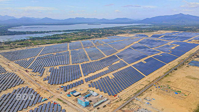 Trong ảnh: Với tổng công suất 330 MW, Nhà máy điện mặt trời Phù Mỹ (huyện Phù Mỹ) tạo ra sản lượng điện khoảng 520 triệu kWh/năm, có quy mô lớn nhất khu vực miền Trung. Ảnh: HẢI YẾN