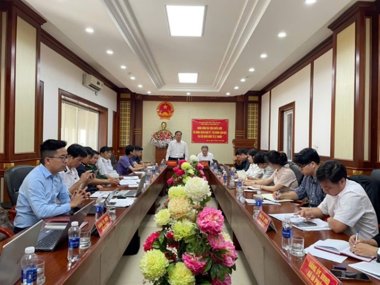 Ông Nguyễn Như Trình - Phó Trưởng ban Ban Quản lý Khu kinh tế tỉnh, Trưởng cửa khẩu trao đổi về thực trạng hợp tác giữa hai tỉnh Gia Lai và Ratanakiri