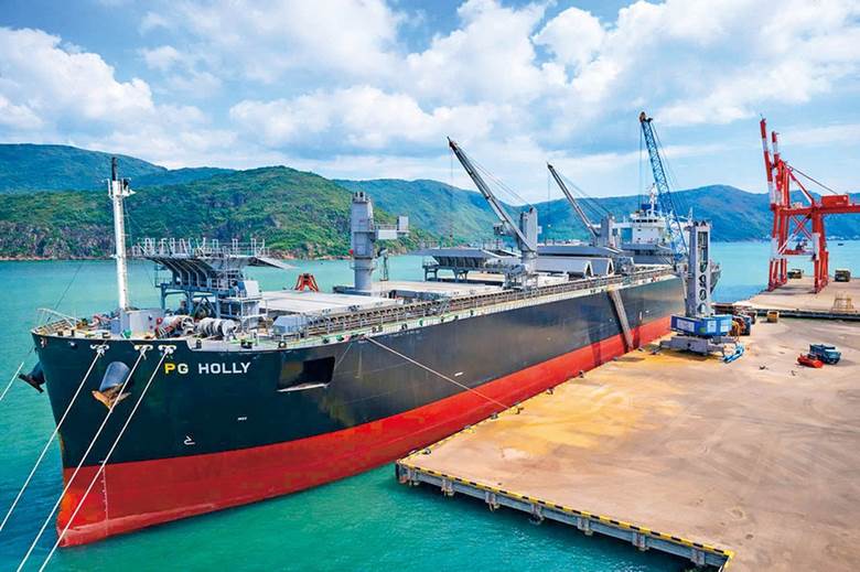 Tháng 12-2025, có 1,24 triệu tấn hàng hóa thông qua Cảng Quy Nhơn, mốc cao nhất từ trước đến nay trong một tháng. Ảnh: ĐVCC