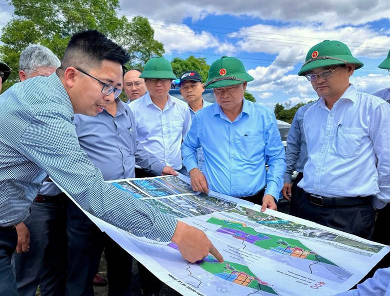 Bí thư Tỉnh ủy Thái Đại Ngọc (thứ 2 từ phải sang) khảo sát điểm quy hoạch Khu Dịch vụ và đô thị, Khu Công nghiệp thuộc Khu kinh tế Cửa khẩu quốc tế Lệ Thanh. Ảnh: Hà Duy