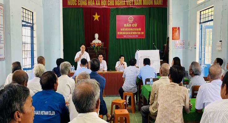 Quang cảnh họp dân tại thôn Phú Nhơn, xã Phù Cát