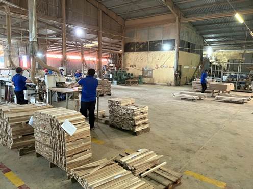 Công nhân đang sản xuất tại Công ty TNHH Hồng Ngọc