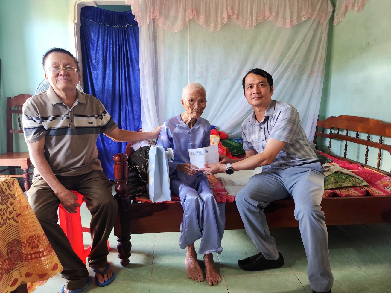 Ban Quản lý Khu kinh tế thăm, tặng quà Mẹ Việt Nam Anh hùng nhân dịp kỷ niệm 79 năm Ngày Thương binh - Liệt sĩ