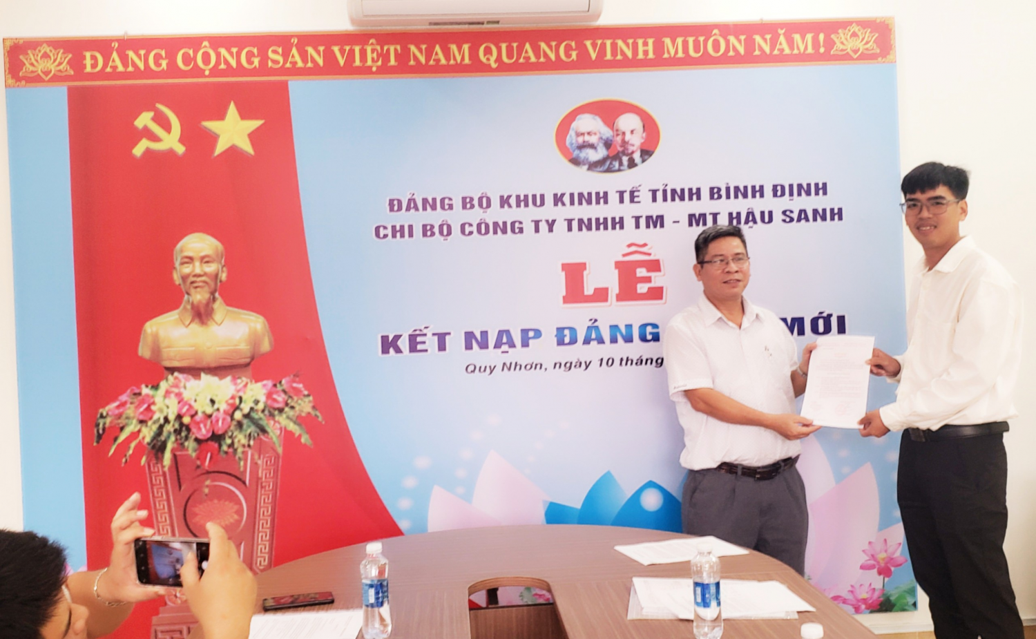 Đ/c Phan Tấn Phúc- Bí thư CB trao Quyết định kết nạp cho đảng viên