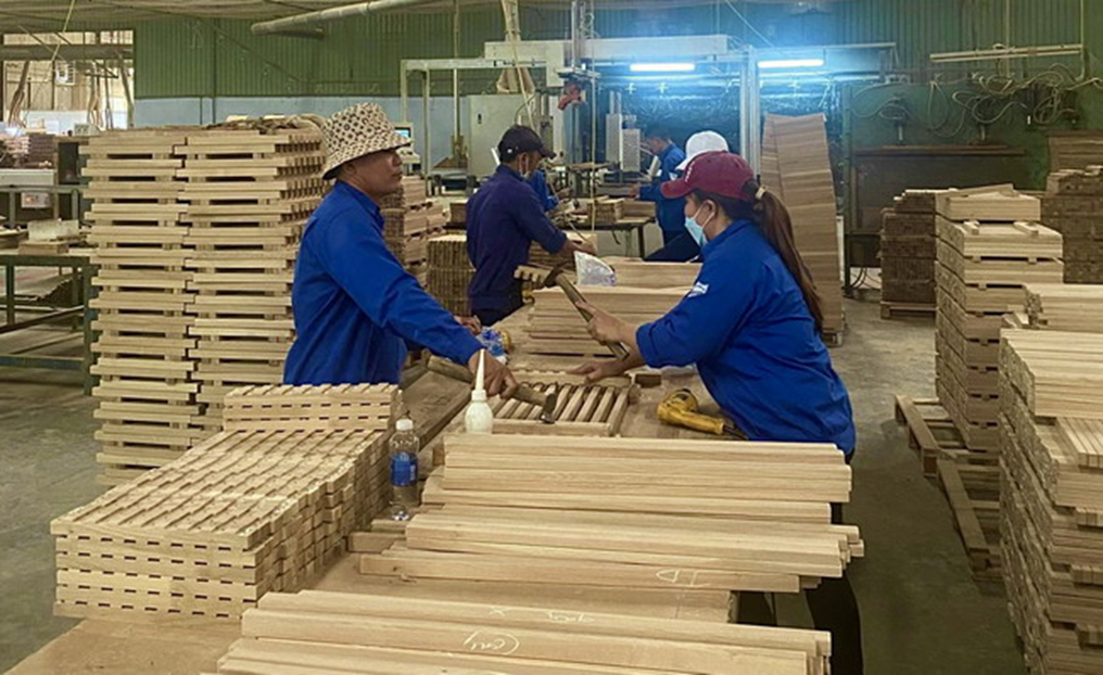 Công ty TNHH Nội ngoại thất Gia Hân tạo việc làm giữ chân lao động, dự kiến giữa năm 2023 có đơn hàng mới. Ảnh: HẢI YẾN