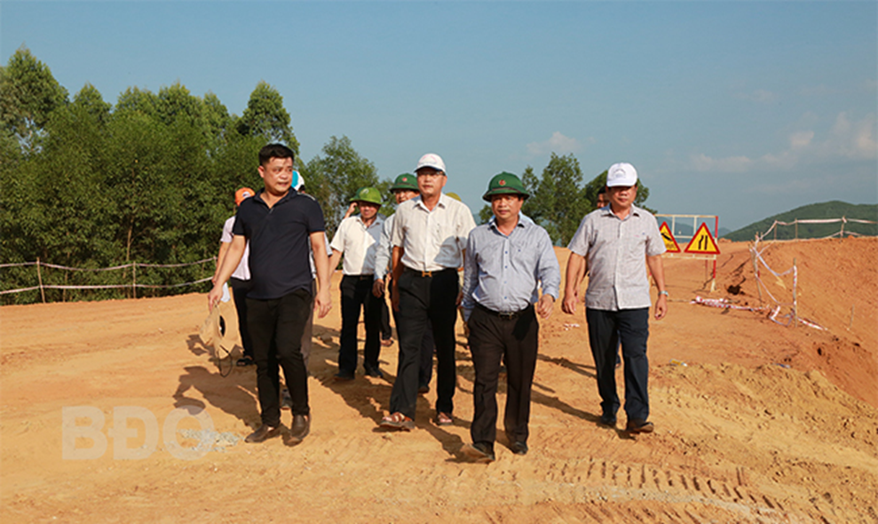 Phó Chủ tịch Thường trực UBND tỉnh Nguyễn Tuấn Thanh (thứ 2 từ phải sang) kiểm tra thực địa công tác giải phóng mặt bằng tại KCN Becamex VSIP Bình Định. Ảnh: TIẾN SỸ