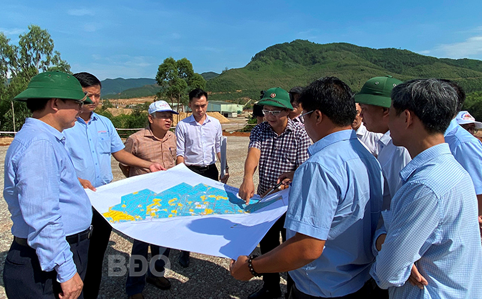 Bí thư Tỉnh ủy Hồ Quốc Dũng (đầu tiên bên trái) nghe các đơn vị chức năng báo cáo tiến độ giải phóng mặt bằng để phục vụ Dự án Khu công nghiệp Becamex VSIP Bình Định. Ảnh: N. HÂN