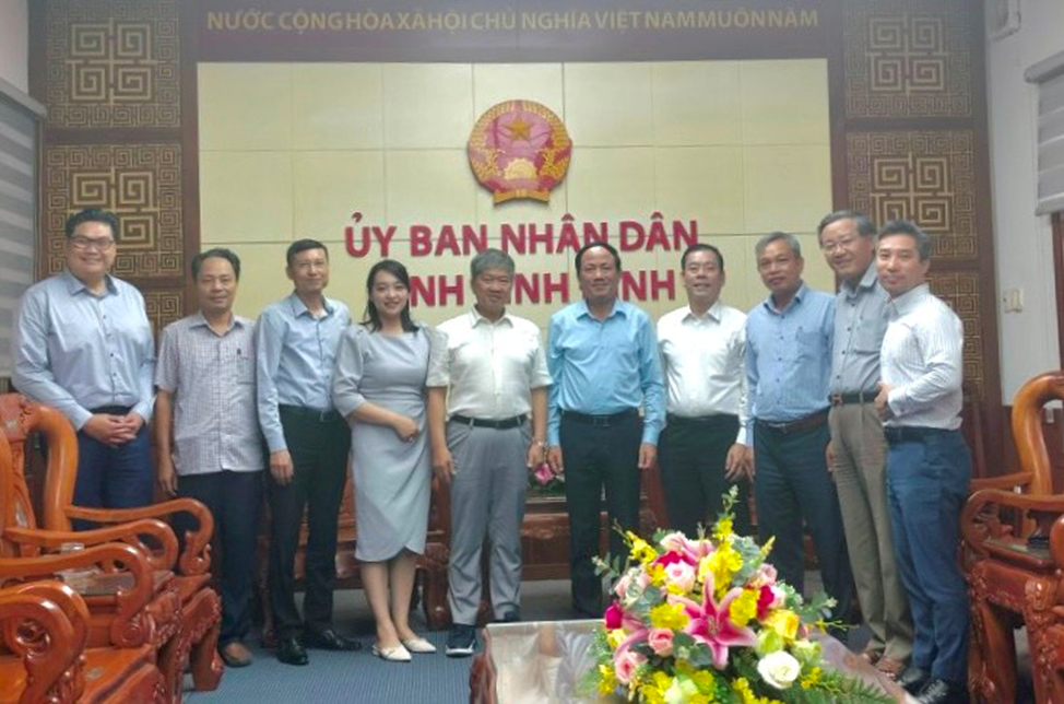 Chủ tịch UBND tỉnh Phạm Anh Tuấn và lãnh đạo sở, ngành chụp ảnh lưu niệm cùng các thành viên của Công ty CP Tư vấn và Đầu tư Pegasus Bình Định.