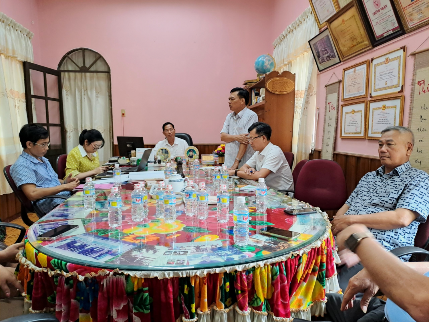 Đồng chí Lê Văn Hồng- Bí thư Đảng ủy khối Doanh nghiệp dự sinh hoạt chi bộ thường kỳ.