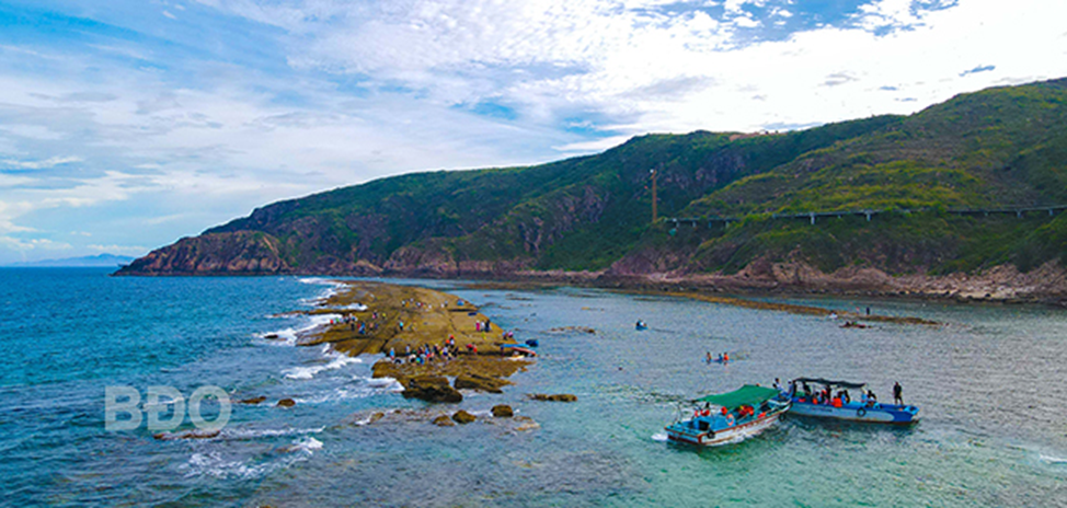 Trong thời gian tham dự Tuần lễ Amazing Binh Dinh Fest 2024, nhiều du khách đã đi tham quan các di tích, danh thắng, điểm du lịch trên địa bàn tỉnh. Ảnh: NGỌC NHUẬN