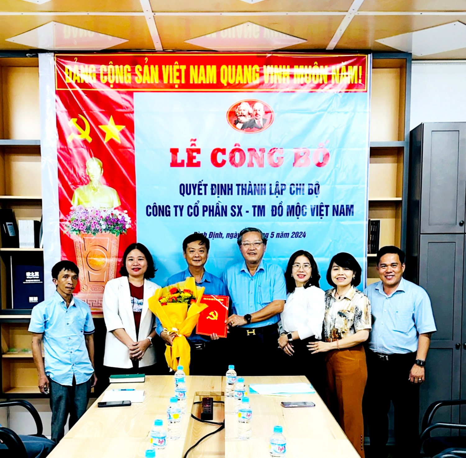 Lễ công bố Quyết định thành lập Chi bộ Công ty cổ phần Sản xuất Thương mại Đồ Mộc Việt Nam