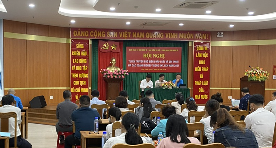 Lãnh đạo Ban Quản lý Khu kinh tế, BHXH tỉnh, và Công đoàn KKT điều hành buổi đối thoại