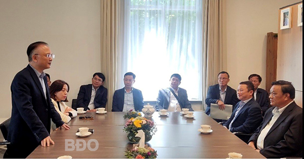 Đại sứ đặc mệnh toàn quyền Việt Nam tại Hà Lan Ngô Hướng Nam đánh giá cao và ủng hộ tỉnh thực hiện chương trình xúc tiến đầu tư, thương mại tại Hà Lan. Ảnh: TTXTĐT