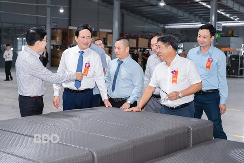 Chủ tịch UBND tỉnh Phạm Anh Tuấn (thứ 2 từ trái sang) tham quan nhà máy mới của Công ty TNHH Thương mại Hoàng Giang.  Ảnh: HẢI YẾN